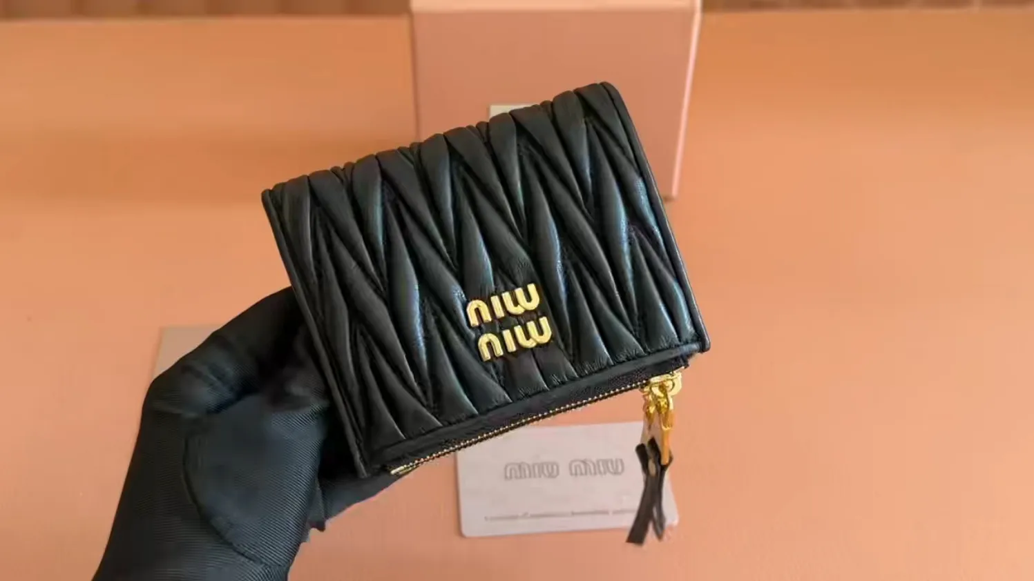 p540💋💋💋[Original configuration counter complete package] New version of the two-fold small wallet pocket wallet counter new small wallet 🔥 Model: 5MV017 is made of imported top-grade sheepskin inside and outside, with multiple card slots on both sides, double zipper compartment design on both sides, larger capacity, internal pressure 198A hundred-yuan notes, bank cards, coins, and change can be collected in it, highly practical, size: 11.5 X8 cm