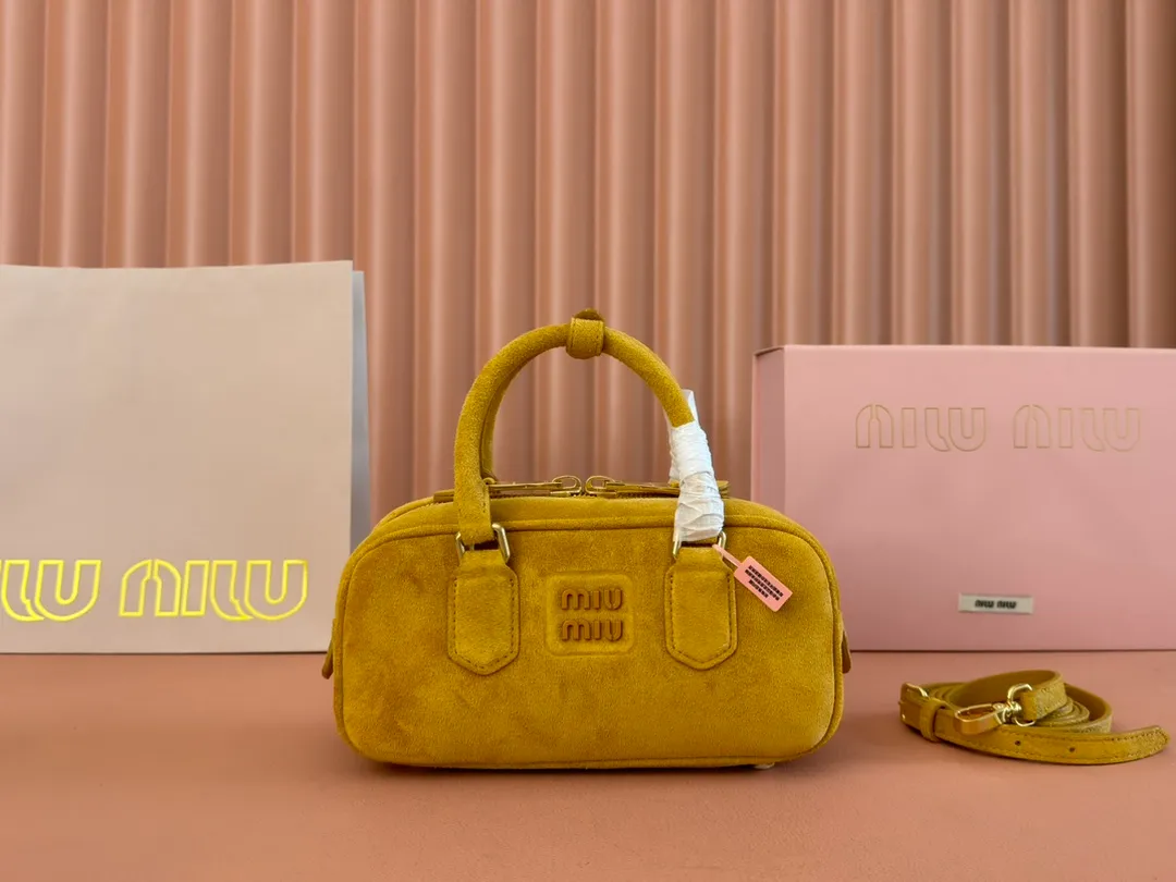 p1560💋💋💋【Full set of packaging at the counter】MIU MIU Miu Miu Caramel Bowling Upper Body Effect! Miu Miu Women's Arcadia Cowhide Handbag Crossbody Bag👝Lightly padded design makes the handbag look fuller, showing a cosmopolitan style. The letter logo, which echoes the finish of the metal hardware, straddles the line between function and decoration, giving this handbag a unique aesthetic and classic feel. Size: 22✖️10.5✖️7.5cm Style number: 5bb142 Pumpkin Velvet