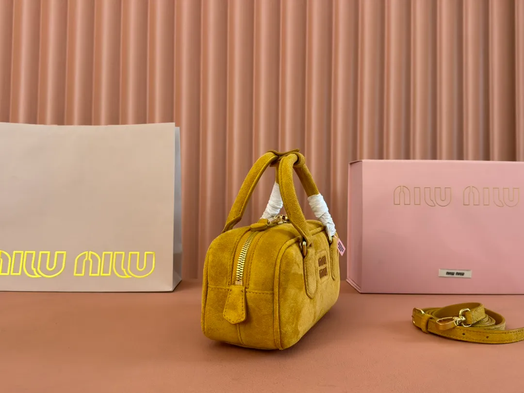p1560💋💋💋【Full set of packaging at the counter】MIU MIU Miu Miu Caramel Bowling Upper Body Effect! Miu Miu Women's Arcadia Cowhide Handbag Crossbody Bag👝Lightly padded design makes the handbag look fuller, showing a cosmopolitan style. The letter logo, which echoes the finish of the metal hardware, straddles the line between function and decoration, giving this handbag a unique aesthetic and classic feel. Size: 22✖️10.5✖️7.5cm Style number: 5bb142 Pumpkin Velvet