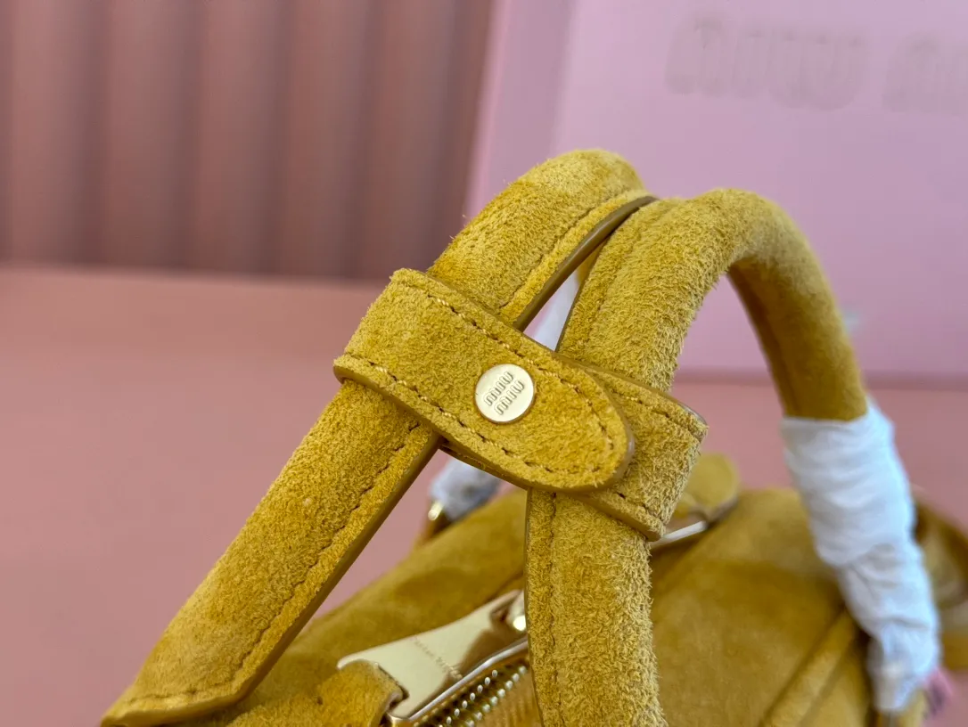 p1560💋💋💋【Full set of packaging at the counter】MIU MIU Miu Miu Caramel Bowling Upper Body Effect! Miu Miu Women's Arcadia Cowhide Handbag Crossbody Bag👝Lightly padded design makes the handbag look fuller, showing a cosmopolitan style. The letter logo, which echoes the finish of the metal hardware, straddles the line between function and decoration, giving this handbag a unique aesthetic and classic feel. Size: 22✖️10.5✖️7.5cm Style number: 5bb142 Pumpkin Velvet