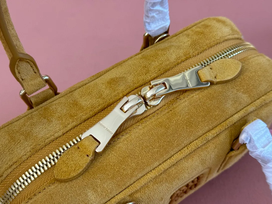 p1560💋💋💋【Full set of packaging at the counter】MIU MIU Miu Miu Caramel Bowling Upper Body Effect! Miu Miu Women's Arcadia Cowhide Handbag Crossbody Bag👝Lightly padded design makes the handbag look fuller, showing a cosmopolitan style. The letter logo, which echoes the finish of the metal hardware, straddles the line between function and decoration, giving this handbag a unique aesthetic and classic feel. Size: 22✖️10.5✖️7.5cm Style number: 5bb142 Pumpkin Velvet