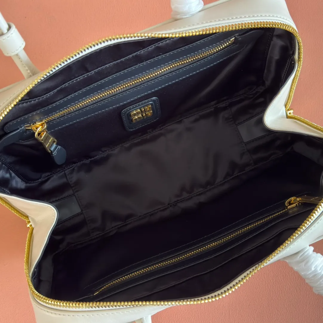 p1760💋💋💋【Premium hardware original leather】Beau cow leather color-blocked handbag/shoulder bag black [medium size] This Beau handbag is made of soft and smooth cow leather. The gold-plated hardware is exquisite and outstanding, and the embossed letter logo shows a classic style. Size: W29×H17×D9cm Number: 5BB172