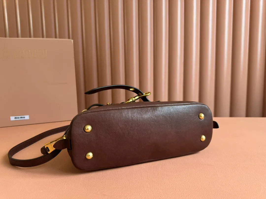 p1900💋💋💋【Original leather configuration counter packaging】Miu's new popular bowling bag, using top-grade retro vegetable soft sheepskin, retro frosted old metal accessories, this Aventure Nappa leather handbag is inspired by A Miu collection item, its structure has been adjusted to become lighter and rejuvenate with a new personality, creating a classic bag with timeless charm. The multi-element design gives this handbag a unique beauty and classic atmosphere. It has a detachable and adjustable leather shoulder strap. The canvas lining is equipped with zipper pockets and patch pockets. Dimensions: 28 X16.5 X 10 cm. Model 5bb169
