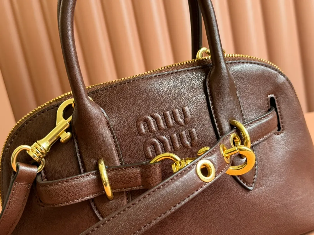 p1900💋💋💋【Original leather configuration counter packaging】Miu's new popular bowling bag, using top-grade retro vegetable soft sheepskin, retro frosted old metal accessories, this Aventure Nappa leather handbag is inspired by A Miu collection item, its structure has been adjusted to become lighter and rejuvenate with a new personality, creating a classic bag with timeless charm. The multi-element design gives this handbag a unique beauty and classic atmosphere. It has a detachable and adjustable leather shoulder strap. The canvas lining is equipped with zipper pockets and patch pockets. Dimensions: 28 X16.5 X 10 cm. Model 5bb169
