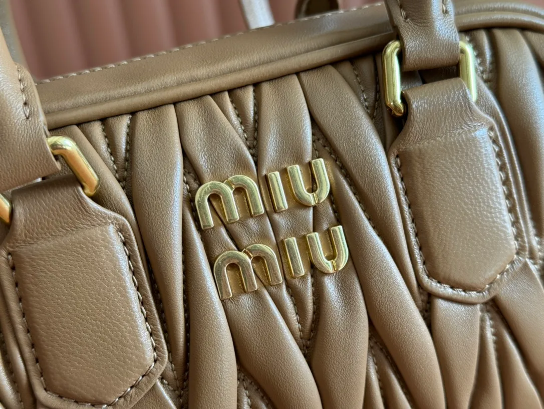 p1800💋💋💋 [Equipped with full set of packaging at the counter, premium hardware original leather] Arcadie Matelasse sheepskin small (19cm) bowling handbag/crossbody bag ~ caramel sheepskin This handbag uses Matelasse technology, and the three-dimensional texture and exquisite texture bring a new interpretation to the classic silhouette. The front letter logo cleverly echoes the metal hardware, and the exquisite workmanship is outstanding, highlighting a highly recognizable classic style. Dynamic and elegant lines with adjustable and detachable shoulder straps present a practical and versatile design with modern charm. ～Detachable and adjustable shoulder strap ～Zipper closure ～Lined with 2 patch pockets ～With foot studs Size: W19×H13×D6cm No.: 5BB123