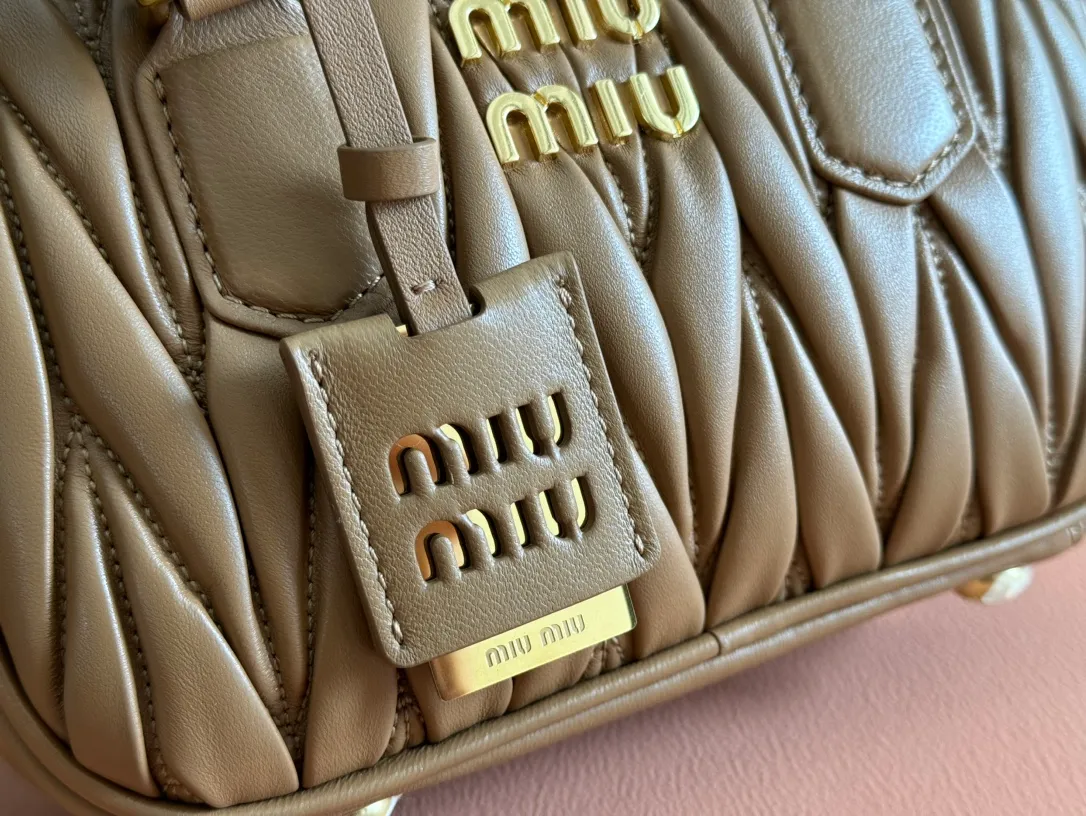 p1800💋💋💋 [Equipped with full set of packaging at the counter, premium hardware original leather] Arcadie Matelasse sheepskin small (19cm) bowling handbag/crossbody bag ~ caramel sheepskin This handbag uses Matelasse technology, and the three-dimensional texture and exquisite texture bring a new interpretation to the classic silhouette. The front letter logo cleverly echoes the metal hardware, and the exquisite workmanship is outstanding, highlighting a highly recognizable classic style. Dynamic and elegant lines with adjustable and detachable shoulder straps present a practical and versatile design with modern charm. ～Detachable and adjustable shoulder strap ～Zipper closure ～Lined with 2 patch pockets ～With foot studs Size: W19×H13×D6cm No.: 5BB123