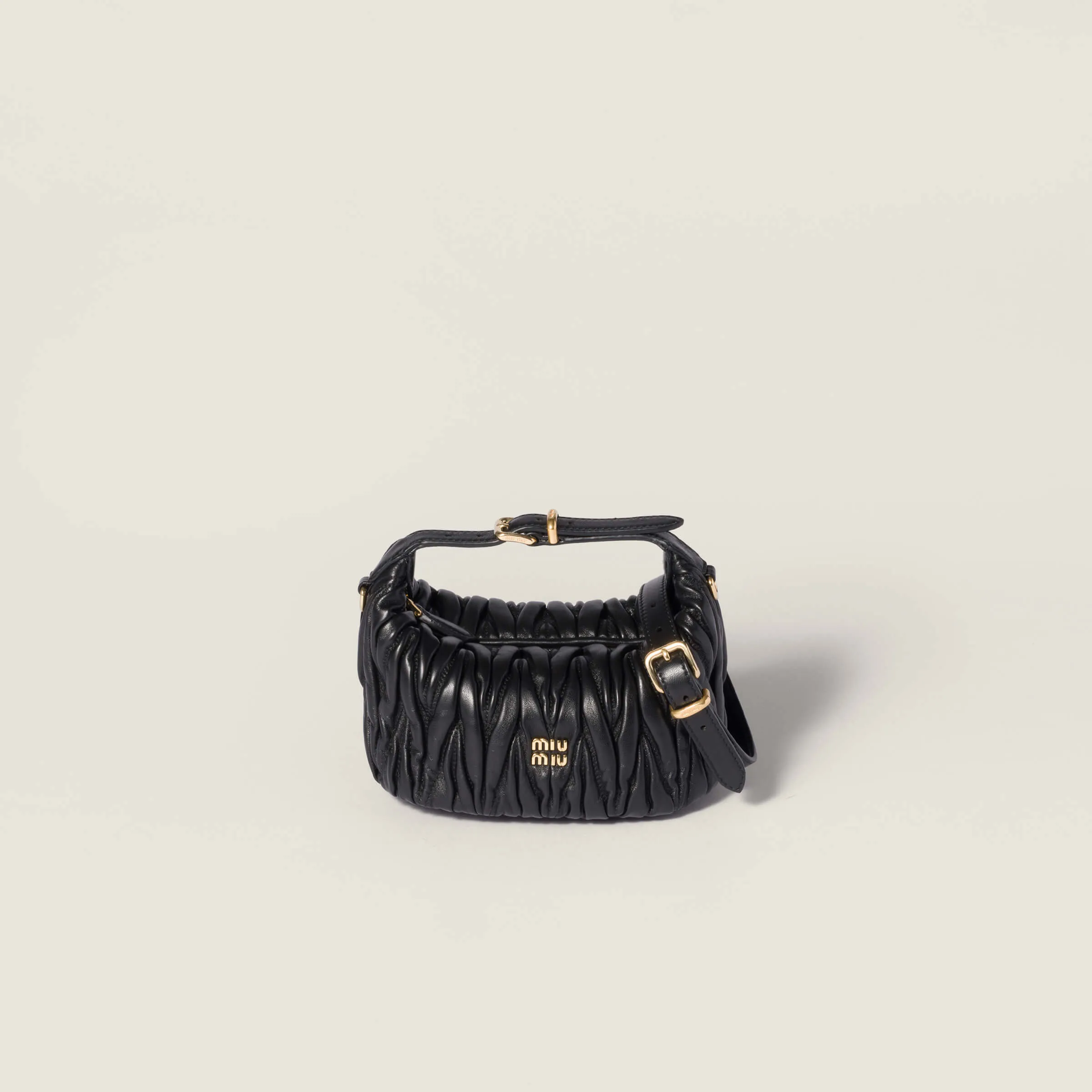 [Special grade hardware original leather] Wander Matelasse sheep leather Hobo handbag/mini ~ black sheepskin Wander handbag has become one of the classic accessories. This mini handbag is made of Matalasse sheep leather, using exquisite craftsmanship to create a three-dimensional effect, showing exquisite elegance. Presenting the Hobo bag style, blending retro style and modern elegance, it has become a new synonym for modern femininity. ～With handle ～Zipper closure ～Metal lettering logo on the front ～Cotton satin lining Size: W15×H8.5×D8cm No. 5NE026