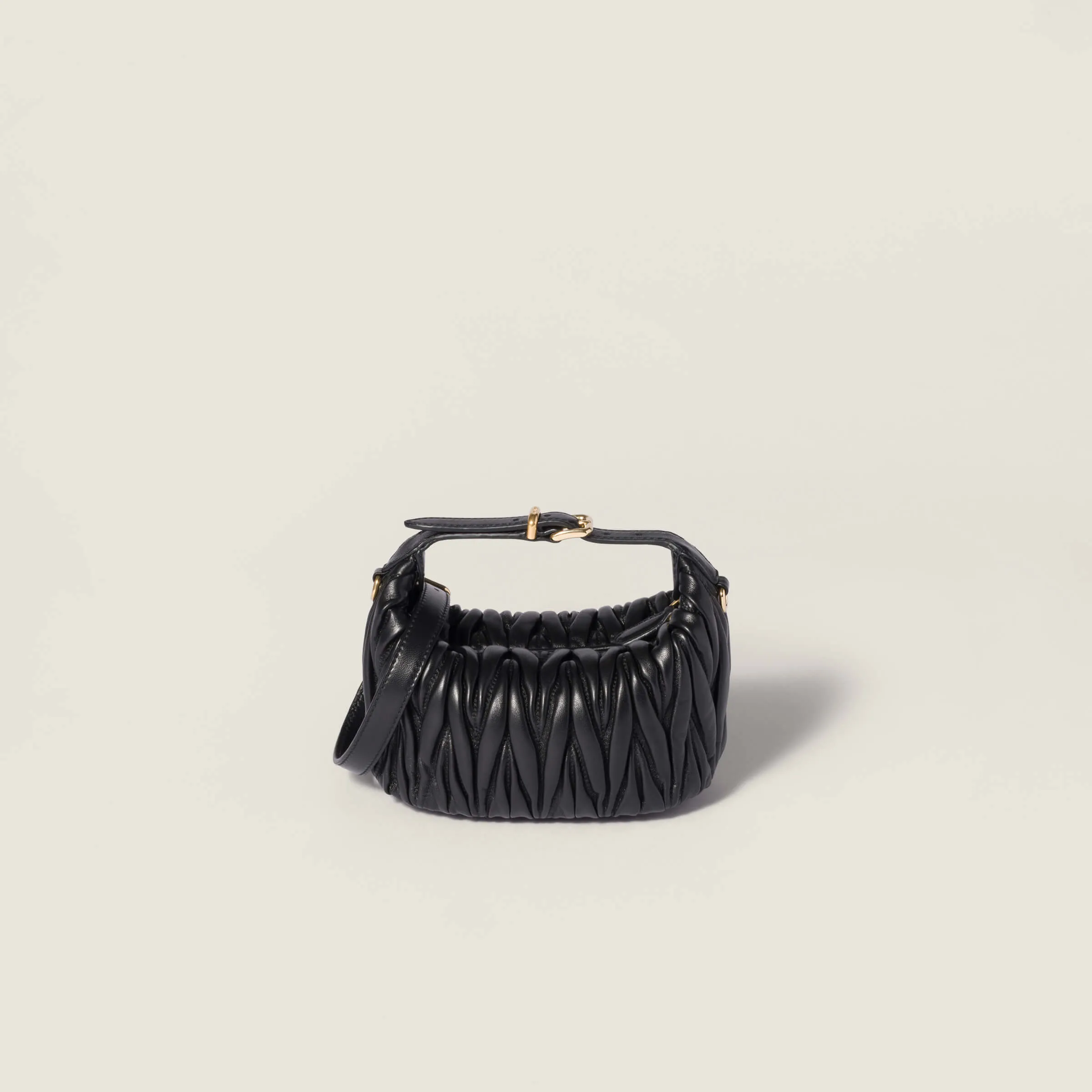 [Special grade hardware original leather] Wander Matelasse sheep leather Hobo handbag/mini ~ black sheepskin Wander handbag has become one of the classic accessories. This mini handbag is made of Matalasse sheep leather, using exquisite craftsmanship to create a three-dimensional effect, showing exquisite elegance. Presenting the Hobo bag style, blending retro style and modern elegance, it has become a new synonym for modern femininity. ～With handle ～Zipper closure ～Metal lettering logo on the front ～Cotton satin lining Size: W15×H8.5×D8cm No. 5NE026