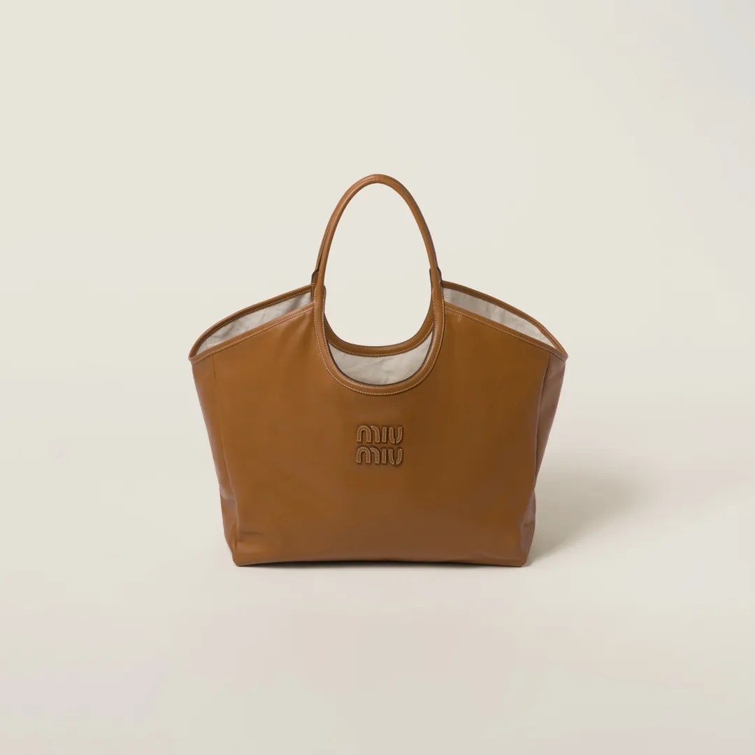 [Premium Hardware Original Leather] LVY Leather Tote Bag ~ Brown The high-quality leather adds color and gives this tote bag a classic and timeless charm. Tonal leather lettering logo adds a distinctive, classic touch. ~Leather handle ~Golden hardware ~Leather letter logo on front ~Fabric lining with two zippered pockets Dimensions: W40×H39×D18cm No.: 5BG276_MM0_ 276