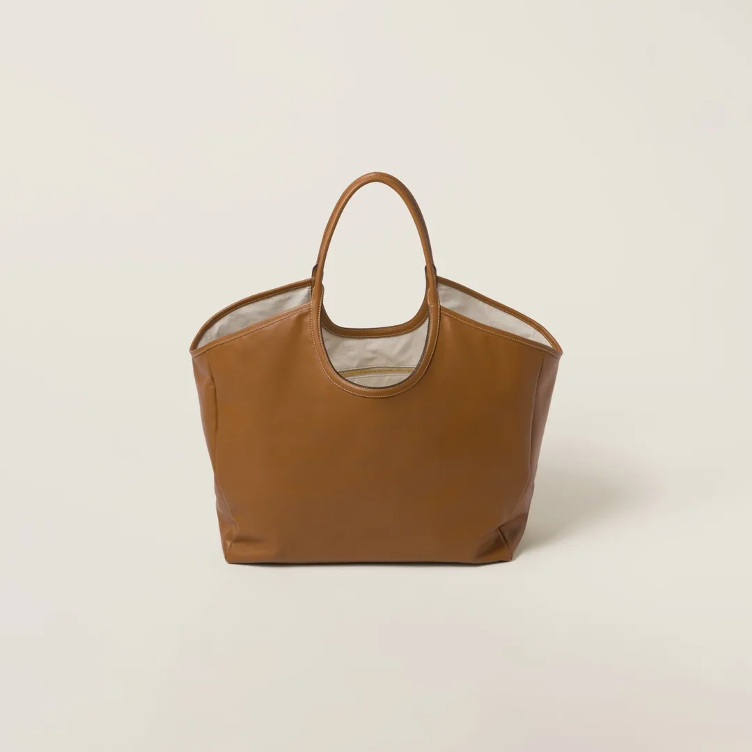[Premium Hardware Original Leather] LVY Leather Tote Bag ~ Brown The high-quality leather adds color and gives this tote bag a classic and timeless charm. Tonal leather lettering logo adds a distinctive, classic touch. ~Leather handle ~Golden hardware ~Leather letter logo on front ~Fabric lining with two zippered pockets Dimensions: W40×H39×D18cm No.: 5BG276_MM0_ 276