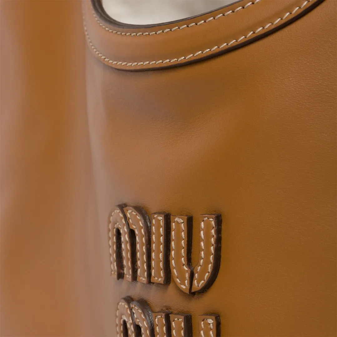 [Premium Hardware Original Leather] LVY Leather Tote Bag ~ Brown The high-quality leather adds color and gives this tote bag a classic and timeless charm. Tonal leather lettering logo adds a distinctive, classic touch. ~Leather handle ~Golden hardware ~Leather letter logo on front ~Fabric lining with two zippered pockets Dimensions: W40×H39×D18cm No.: 5BG276_MM0_ 276
