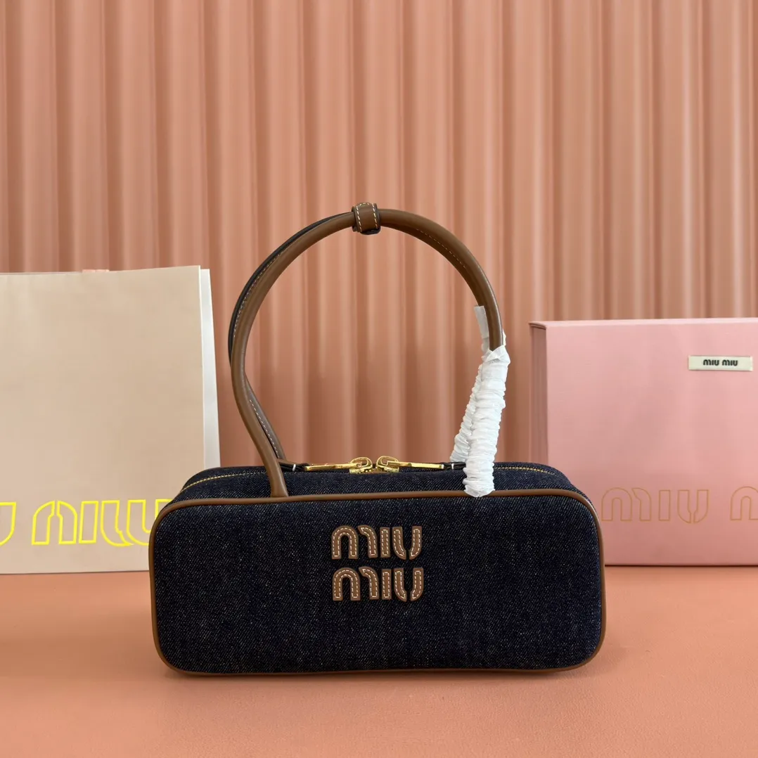 p1340💋💋💋"With full set of original factory counter packaging"💕💋 The M family's new canvas bowling ball is made of new canvas fabric and high-grade plain calfskin. The bold and innovative design perfectly interprets Miu's eclectic, casual and inclusive attitude towards life. This bag is cool, with a refined multi-functional design that combines elements of men's and women's wear. It is casual, lazy, natural and full of personality. It has a new canvas lining. It is not unreasonable that it is popular all over the Internet. All major fashion stars love to carry it. Model: 5bb173. Size: 28X12X9cm.