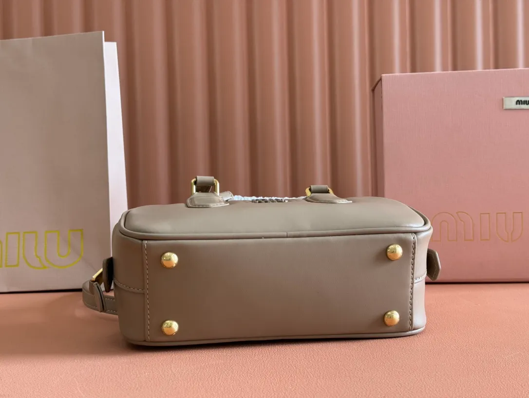 p1640💋💋💋【Full set of packaging at the counter】MIU MIU Miu Miu Caramel Bowling Upper Body Effect! Miu Miu Women's Arcadia Cowhide Handbag Crossbody Bag👝Lightly padded design makes the handbag look fuller, showing a cosmopolitan style. The letter logo, which echoes the finish of the metal hardware, straddles the line between function and decoration, giving this handbag a unique aesthetic and classic feel. Size: 22✖️10.5✖️7.5cm Style number: 5bb142 bean paste