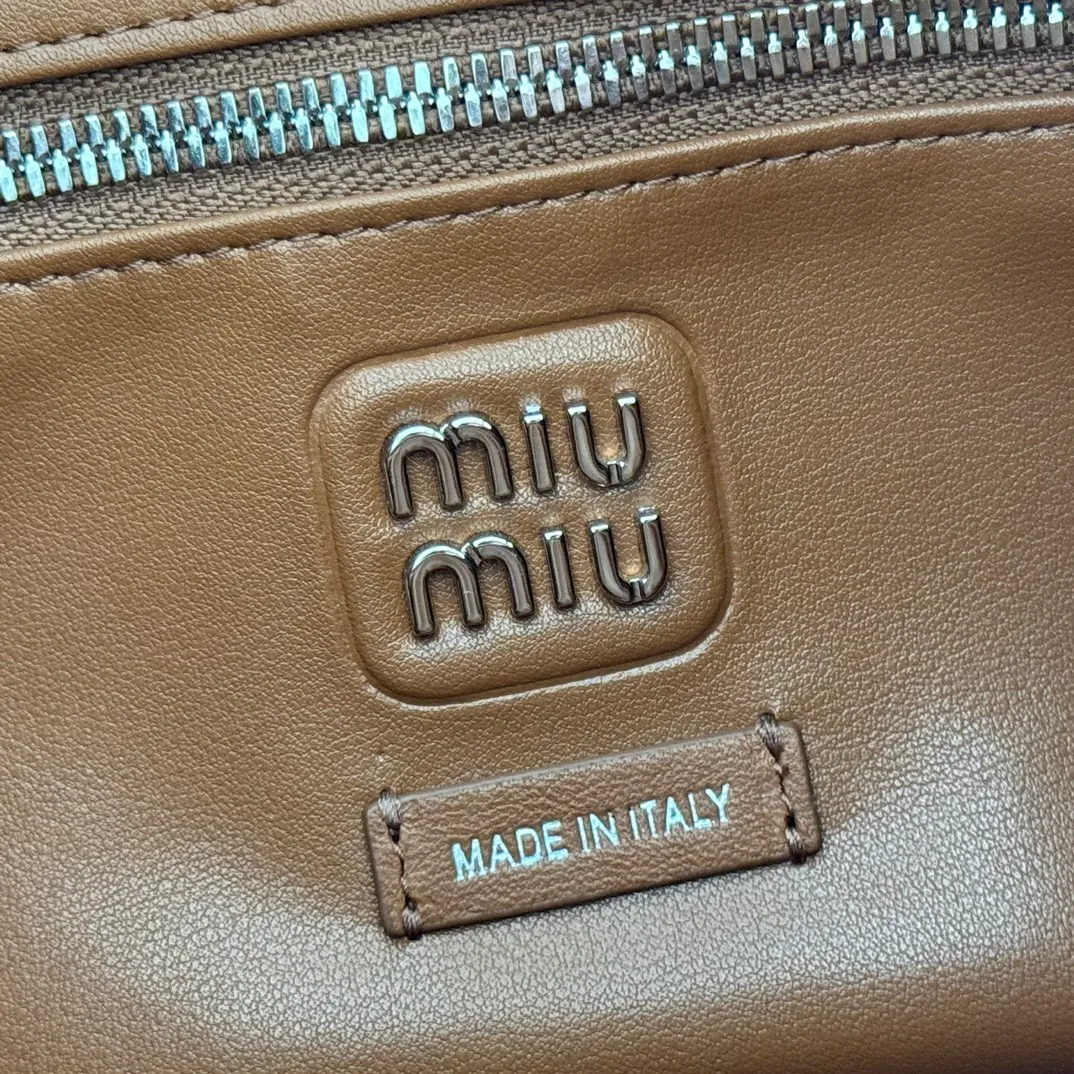 p2200💋💋💋【Full set of packaging at the counter】𝗠𝗶𝘂 𝗠𝗶𝘂 𝗣𝗼𝗰𝗸𝗲𝘁Motorcycle bag This MIU pocket bag is so big that even a rich family’s daughter is carrying it! Full leather inside and out, the leather is very soft and feels super good. The Tori zipper + three-dimensional pockets are retro and can be carried in one bag under the arm to unlock two ways of carrying it. Fashionable girls, please plant this motorcycle bag! Size: 38cm long (measured including the 2 side pockets, 33cm excluding it) Style number: 5BC189 caramel color Dimensions: length 38×width 14×height 20cm