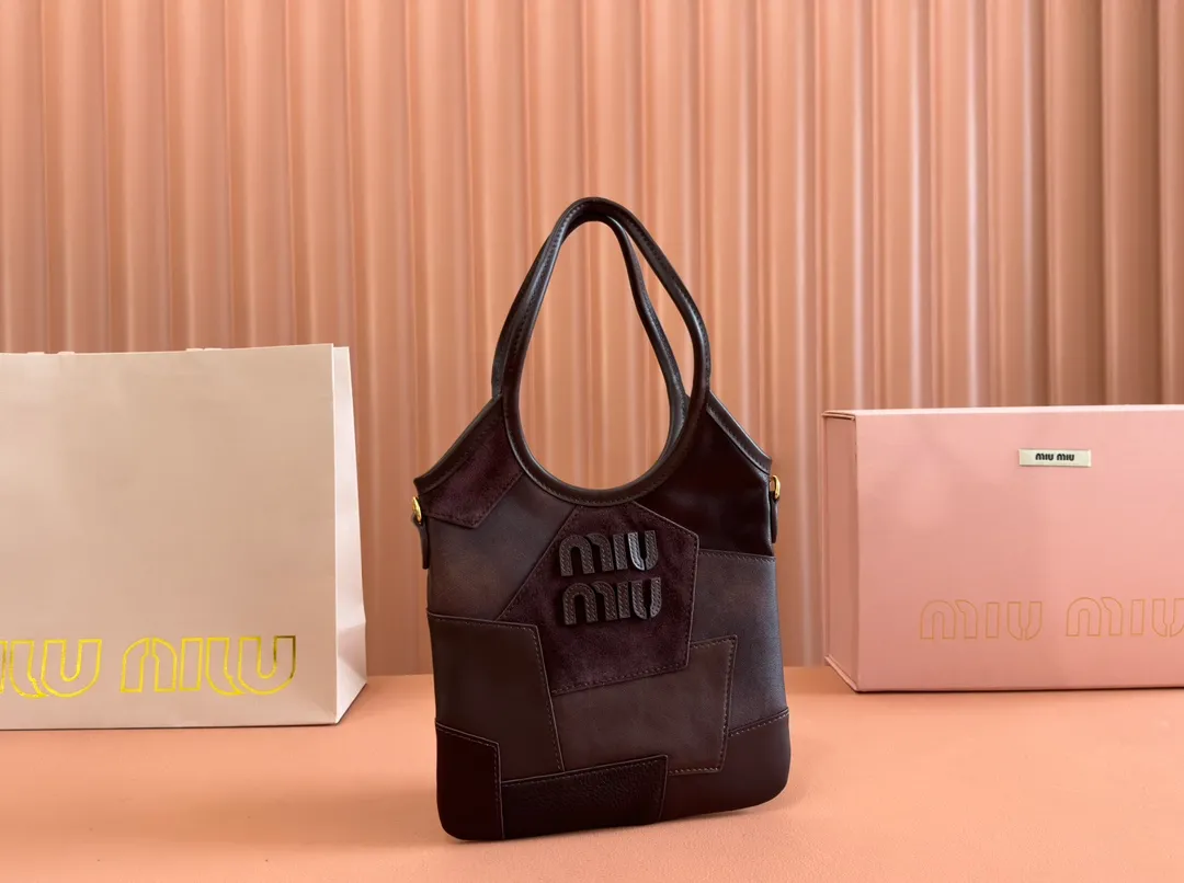p1520💋💋💋【Equipment with counter full set of packaging and premium hardware original leather】IVY cow leather tote bag small handbag/crossbody bag~ This cowhide tote bag is decorated with metal details brand letter logo, showing classic style and very recognizable. Size: W20×H24cm No./5BA281