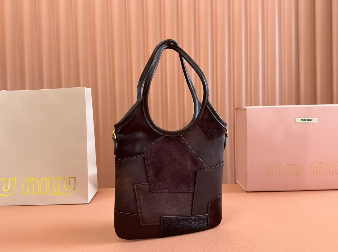 p1520💋💋💋【Equipment with counter full set of packaging and premium hardware original leather】IVY cow leather tote bag small handbag/crossbody bag~ This cowhide tote bag is decorated with metal details brand letter logo, showing classic style and very recognizable. Size: W20×H24cm No./5BA281