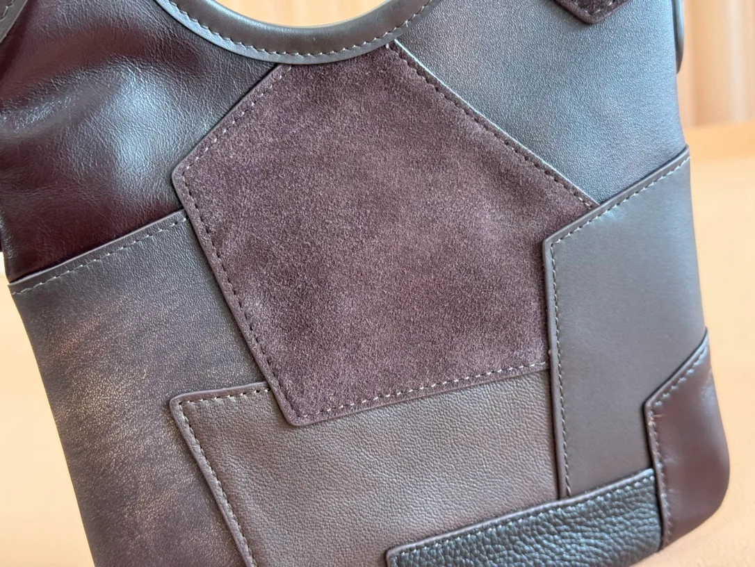 p1520💋💋💋【Equipment with counter full set of packaging and premium hardware original leather】IVY cow leather tote bag small handbag/crossbody bag~ This cowhide tote bag is decorated with metal details brand letter logo, showing classic style and very recognizable. Size: W20×H24cm No./5BA281