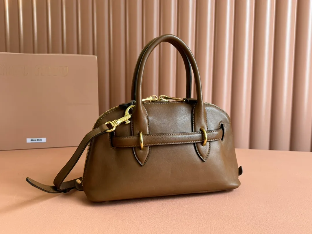 p1900💋💋💋【Original leather configuration counter packaging】Miu's new popular bowling bag, using top-grade retro vegetable soft sheepskin, retro frosted old metal accessories, this Aventure Nappa leather handbag is inspired by A Miu collection item, its structure has been adjusted to become lighter and rejuvenate with a new personality, creating a classic bag with timeless charm. The multi-element design gives this handbag a unique beauty and classic atmosphere. It has a detachable and adjustable leather shoulder strap. The canvas lining is equipped with zipper pockets and patch pockets. Dimensions: 28 X16.5 X 10 cm. Model 5bb169