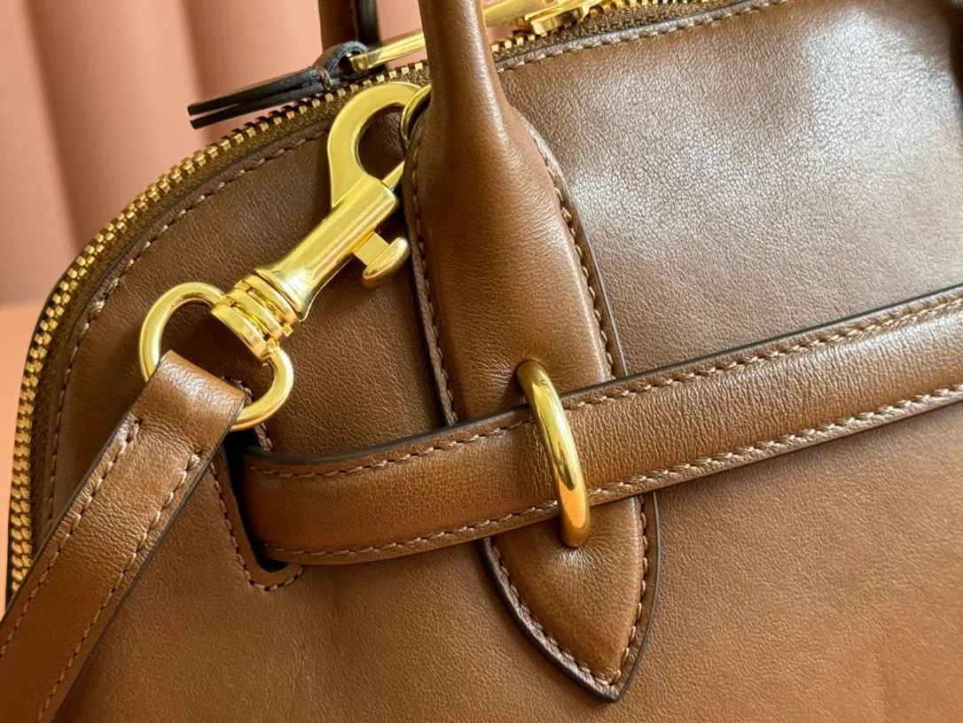 p1900💋💋💋【Original leather configuration counter packaging】Miu's new popular bowling bag, using top-grade retro vegetable soft sheepskin, retro frosted old metal accessories, this Aventure Nappa leather handbag is inspired by A Miu collection item, its structure has been adjusted to become lighter and rejuvenate with a new personality, creating a classic bag with timeless charm. The multi-element design gives this handbag a unique beauty and classic atmosphere. It has a detachable and adjustable leather shoulder strap. The canvas lining is equipped with zipper pockets and patch pockets. Dimensions: 28 X16.5 X 10 cm. Model 5bb169