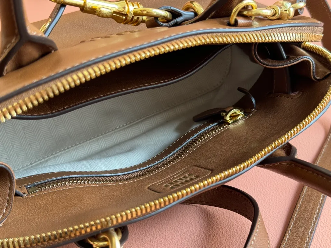 p1900💋💋💋【Original leather configuration counter packaging】Miu's new popular bowling bag, using top-grade retro vegetable soft sheepskin, retro frosted old metal accessories, this Aventure Nappa leather handbag is inspired by A Miu collection item, its structure has been adjusted to become lighter and rejuvenate with a new personality, creating a classic bag with timeless charm. The multi-element design gives this handbag a unique beauty and classic atmosphere. It has a detachable and adjustable leather shoulder strap. The canvas lining is equipped with zipper pockets and patch pockets. Dimensions: 28 X16.5 X 10 cm. Model 5bb169