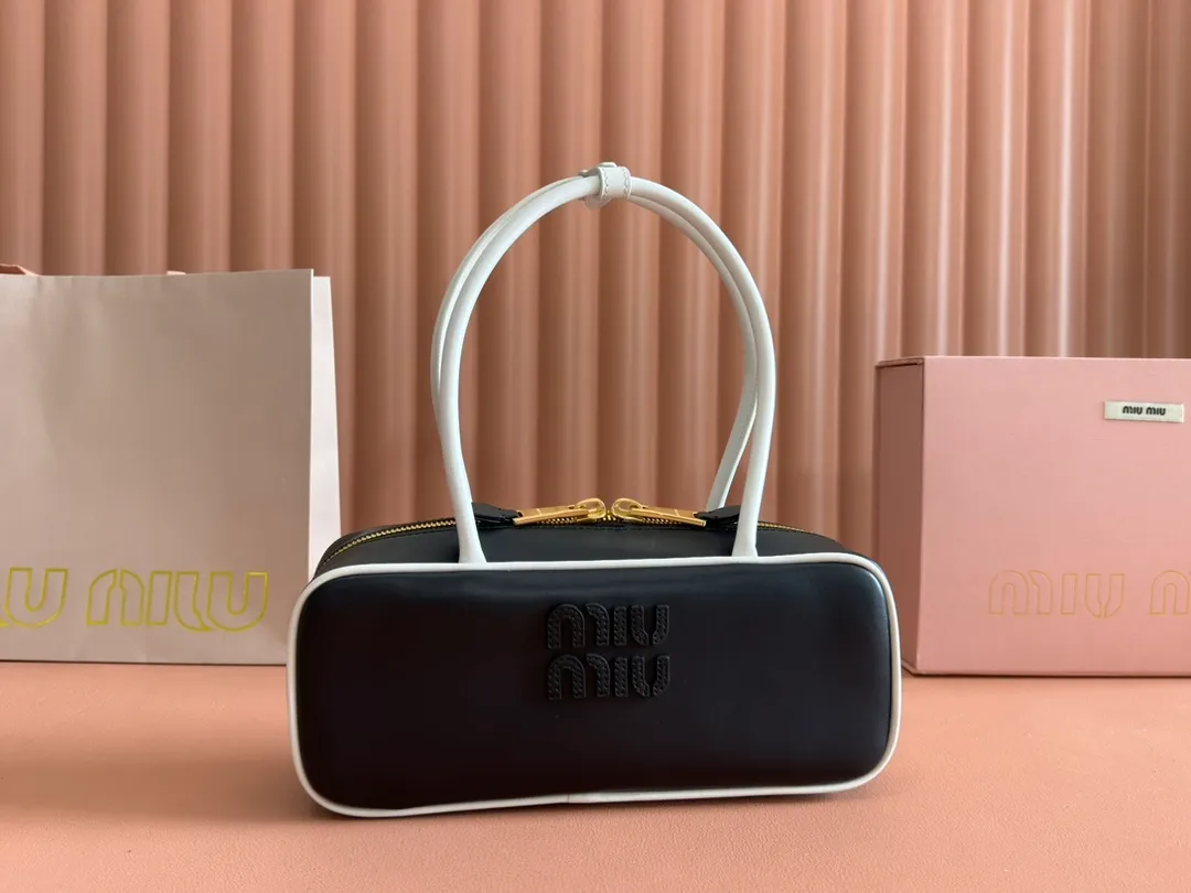 p1540💋💋💋 Equipped with a full set of packaging at the counter [Premium Hardware Original Leather] Beau cow leather color-blocked handbag ~ handbag / shoulder bag ~ black with white This Beau handbag is made of soft and smooth cow leather, with exquisite details such as gold-plated hardware and accessories, and the embossed letter logo highlights the classic style. Size: W28×H13×D9cm No.: 5BB173
