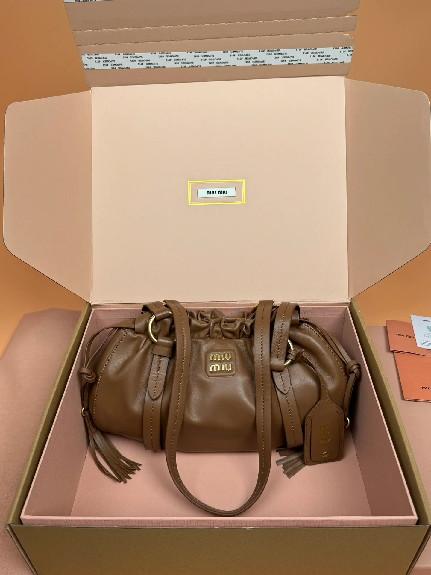 [Premium Hardware Original Leather] p1700 joke nappa sheepskin handbag ~ cognac color The new joie is made of nappa sheepskin and decorated with exquisite pendants and letter logos to increase brand recognition. Detachable charm, antiqued gold hardware, metal letter logo on front, magnetic fastening, lining and zipped pocket. Size: w32×h16×d10.5cm No.: 5bg306