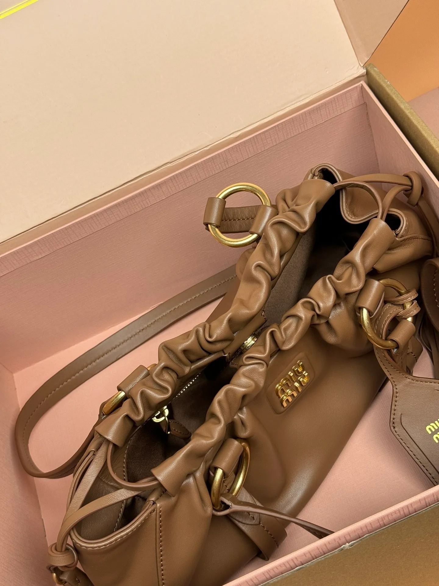 [Premium Hardware Original Leather] p1700 joke nappa sheepskin handbag ~ cognac color The new joie is made of nappa sheepskin and decorated with exquisite pendants and letter logos to increase brand recognition. Detachable charm, antiqued gold hardware, metal letter logo on front, magnetic fastening, lining and zipped pocket. Size: w32×h16×d10.5cm No.: 5bg306