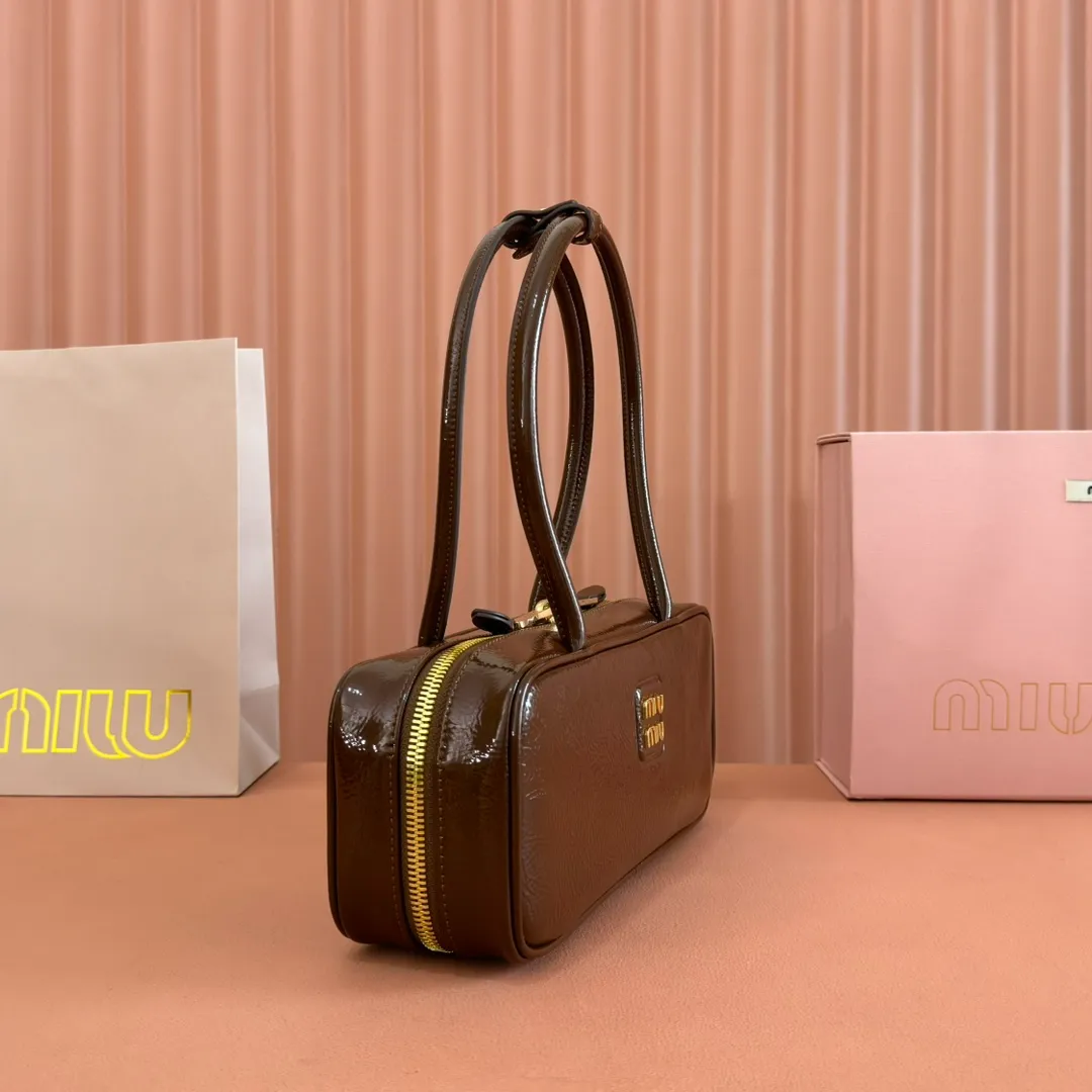 p1460. 💋💋💋【Full set of packaging at the counter】M's 25ss shoulder bag〰️ is very popular all over the Internet. The super beautiful Beau handbag combines retro style with contemporary spirit, it's really cool! ! Made of top-grade imported oil-wax patent leather, the leather is smooth, delicate and soft, and it is very nice to carry. The simple design is easy to match, and the capacity can hold daily necessities. It is exquisite and compact. It is equipped with unique handles and hanging details, which shows functionality and personality. Model: 5BB173. Size: 28x11.5x8cm Color: Oil wax brown patent leather/original leather. Made in Italy