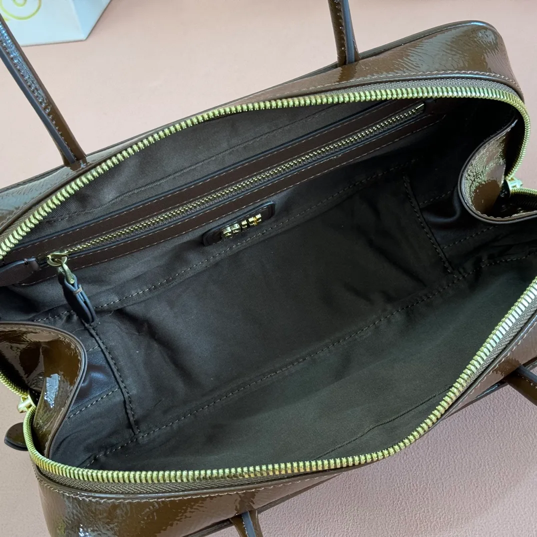 p1460. 💋💋💋【Full set of packaging at the counter】M's 25ss shoulder bag〰️ is very popular all over the Internet. The super beautiful Beau handbag combines retro style with contemporary spirit, it's really cool! ! Made of top-grade imported oil-wax patent leather, the leather is smooth, delicate and soft, and it is very nice to carry. The simple design is easy to match, and the capacity can hold daily necessities. It is exquisite and compact. It is equipped with unique handles and hanging details, which shows functionality and personality. Model: 5BB173. Size: 28x11.5x8cm Color: Oil wax brown patent leather/original leather. Made in Italy
