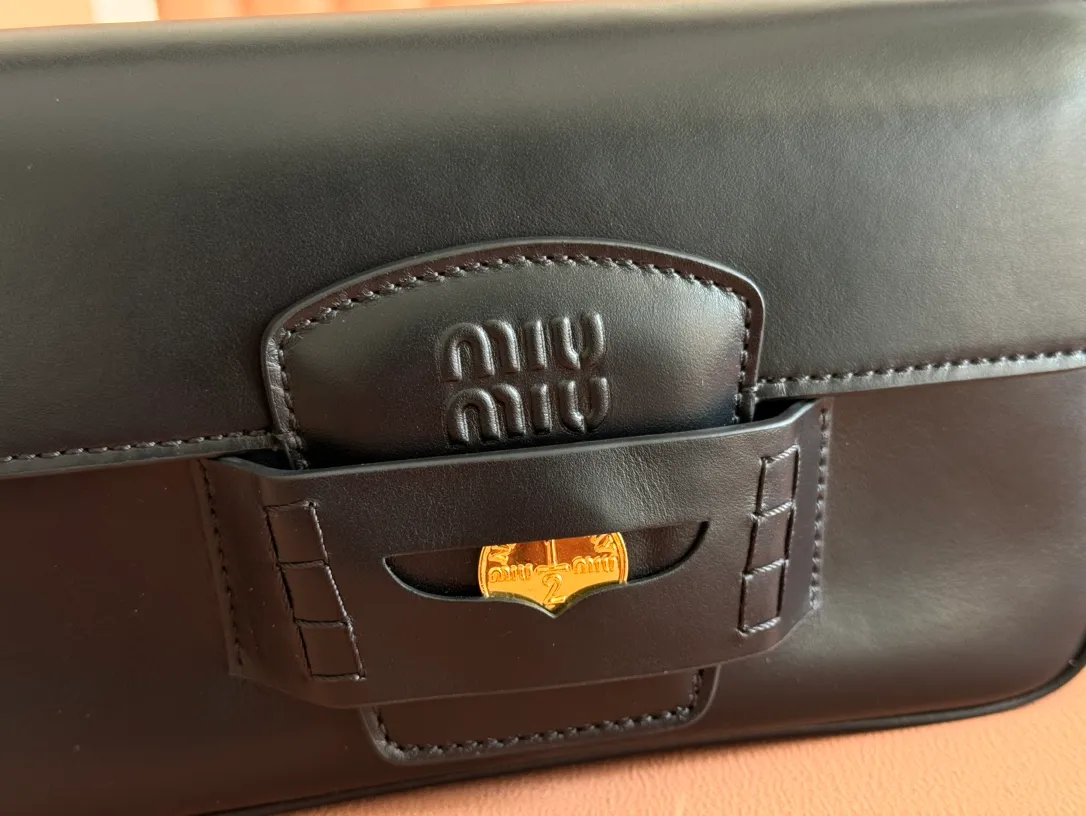 p1760. [Premium hardware original leather] penny cow leather handbag ~ Gram color The design of this penny handbag is inspired by the iconic gold coin loafers, adding a versatile option to your daily wardrobe. The crisp leather design embodies the brand's youthful and rebellious spirit. Size:w23×h13.5×d5cm No.:_5bd270