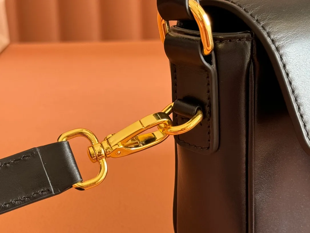 p1760. [Premium hardware original leather] penny cow leather handbag ~ Gram color The design of this penny handbag is inspired by the iconic gold coin loafers, adding a versatile option to your daily wardrobe. The crisp leather design embodies the brand's youthful and rebellious spirit. Size:w23×h13.5×d5cm No.:_5bd270