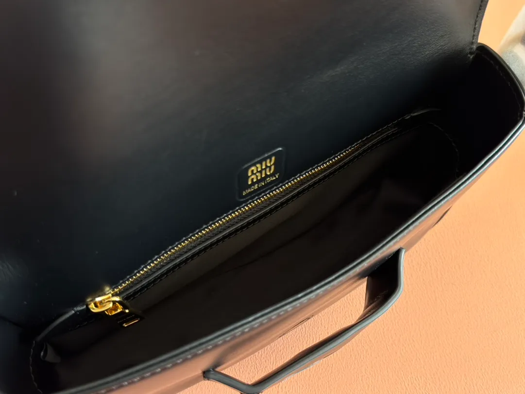 p1760. [Premium hardware original leather] penny cow leather handbag ~ Gram color The design of this penny handbag is inspired by the iconic gold coin loafers, adding a versatile option to your daily wardrobe. The crisp leather design embodies the brand's youthful and rebellious spirit. Size:w23×h13.5×d5cm No.:_5bd270