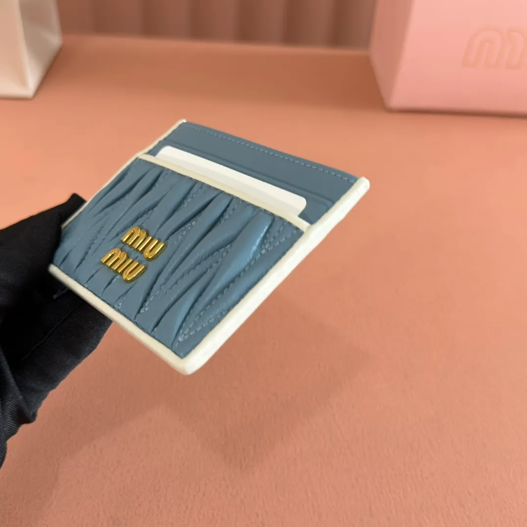 p420. 💋💋💋【Configured with full set of counter packaging】🔥 The latest version of MM cket wallet new card holder, 💗💗 5MC076 gray blue with white, the latest series of card holders in the counter, small and exquisite, double-sided card slots, practical and fashionable design 🔥 Made of top imported lambskin 🎉