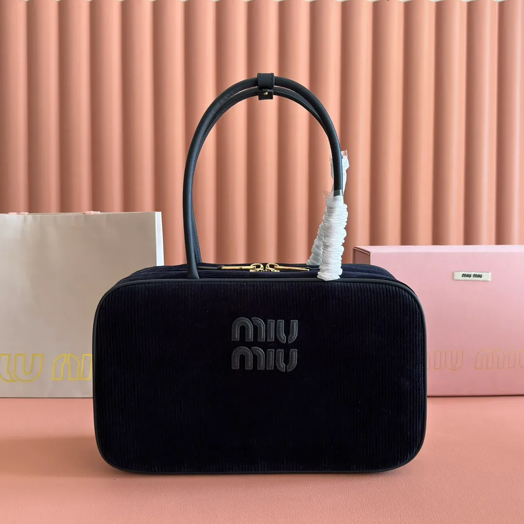 p1600. MIU's new product [original leather with counter packaging] Beau corduroy handbag/shoulder bag ~ sapphire blue [new version briefcase] 5bb117 This Beau handbag is made of soft and smooth cow leather, with exquisite details such as gold-plated hardware and accessories, and the embossed letter logo highlights the classic style. Size:W34×H23×D10cm
