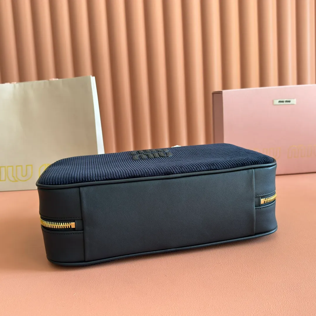 p1600. MIU's new product [original leather with counter packaging] Beau corduroy handbag/shoulder bag ~ sapphire blue [new version briefcase] 5bb117 This Beau handbag is made of soft and smooth cow leather, with exquisite details such as gold-plated hardware and accessories, and the embossed letter logo highlights the classic style. Size:W34×H23×D10cm