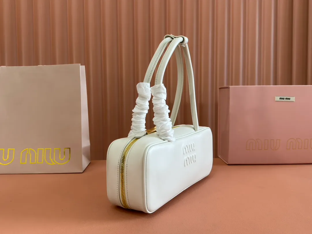 p1540💋💋💋【Full set of packaging at the counter】M’s 25ss shoulder bag〰️ is very popular on the Internet. The super beautiful Beau handbag combines retro style with contemporary spirit, it’s really awesome! ! Made of top-grade imported calfskin, the leather is smooth, delicate and soft, and it looks nice when carried on the back. The simple design is easy to match, and the capacity can hold daily necessities. It is exquisite and compact. With unique handles and hanging details, it shows functionality and personality. Model: 5BB173. Size: 28x11.5x8cm