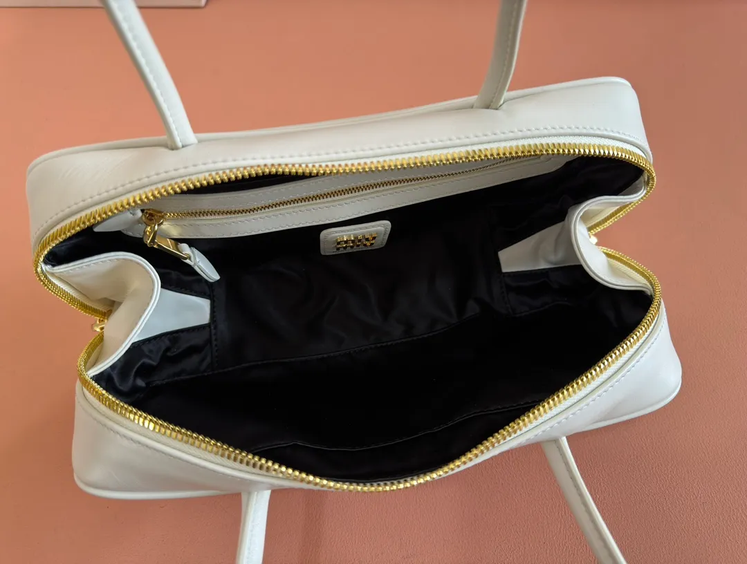 p1540💋💋💋【Full set of packaging at the counter】M’s 25ss shoulder bag〰️ is very popular on the Internet. The super beautiful Beau handbag combines retro style with contemporary spirit, it’s really awesome! ! Made of top-grade imported calfskin, the leather is smooth, delicate and soft, and it looks nice when carried on the back. The simple design is easy to match, and the capacity can hold daily necessities. It is exquisite and compact. With unique handles and hanging details, it shows functionality and personality. Model: 5BB173. Size: 28x11.5x8cm