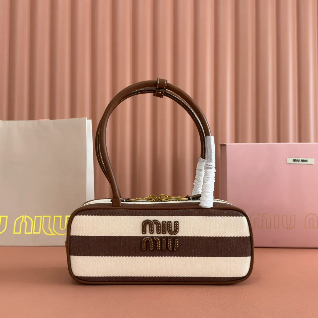 p1460💋💋💋【Full set of packaging at the counter】M's 25ss shoulder bag with stripes〰️ is very popular on the Internet. The super beautiful Beau handbag combines retro style with contemporary spirit, it's really cool! ! Made of top-grade imported calfskin, the leather is smooth, delicate and soft, and it looks nice when carried on the back. The simple design is easy to match, and the capacity can hold daily necessities. It is exquisite and compact. With unique handles and hanging details, it shows functionality and personality. Model: 5BB173. Size: 28x11.5x8cm
