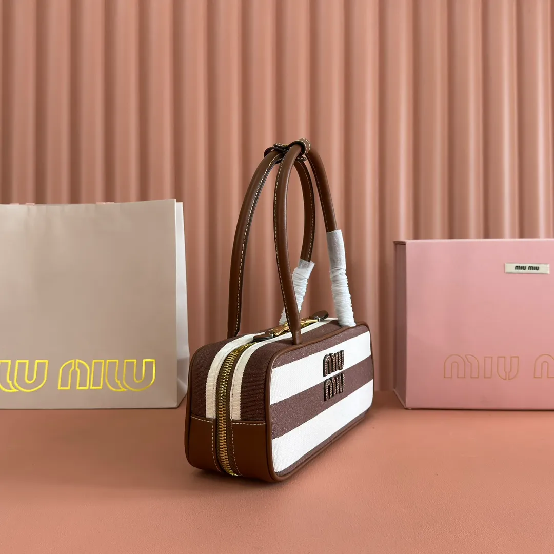 p1460💋💋💋【Full set of packaging at the counter】M's 25ss shoulder bag with stripes〰️ is very popular on the Internet. The super beautiful Beau handbag combines retro style with contemporary spirit, it's really cool! ! Made of top-grade imported calfskin, the leather is smooth, delicate and soft, and it looks nice when carried on the back. The simple design is easy to match, and the capacity can hold daily necessities. It is exquisite and compact. With unique handles and hanging details, it shows functionality and personality. Model: 5BB173. Size: 28x11.5x8cm