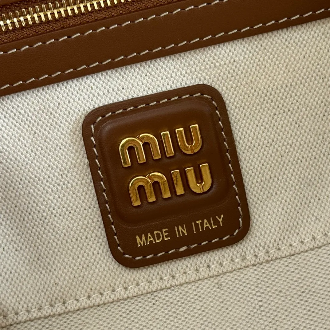 p1460💋💋💋【Full set of packaging at the counter】M's 25ss shoulder bag with stripes〰️ is very popular on the Internet. The super beautiful Beau handbag combines retro style with contemporary spirit, it's really cool! ! Made of top-grade imported calfskin, the leather is smooth, delicate and soft, and it looks nice when carried on the back. The simple design is easy to match, and the capacity can hold daily necessities. It is exquisite and compact. With unique handles and hanging details, it shows functionality and personality. Model: 5BB173. Size: 28x11.5x8cm