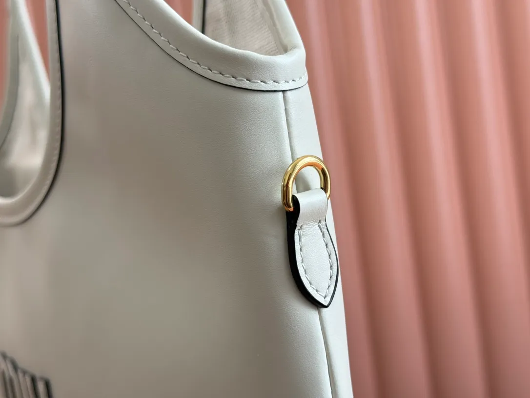 p1680💋💋💋【Configuring full counter package】Miu Women's IVY Cowhide Tote Shoulder Bag This classic tote bag is decorated with the Miu Miu letter logo, which highlights the classic style and is very recognizable. Simple underarm tote bag 🖤 The same color leather letter logo adds a unique and classic style! Gold hardware, leather lettering logo on front! Lined with zip pocket accents! Size: 35x40cm Style number: 5bg231