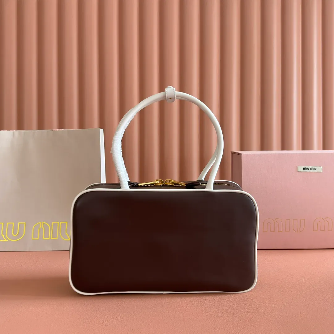 p1700💋💋💋 Equipped with a full set of packaging at the counter [Special grade hardware original leather] Beau cow leather color-blocked handbag/shoulder bag ~ Heather with white [medium size] This Beau handbag is made of soft and smooth cow leather, with gold-plated hardware and exquisite details that are particularly outstanding. The embossed letter logo shows a classic style. Size: W29×H17×D9cm No. 5BB172