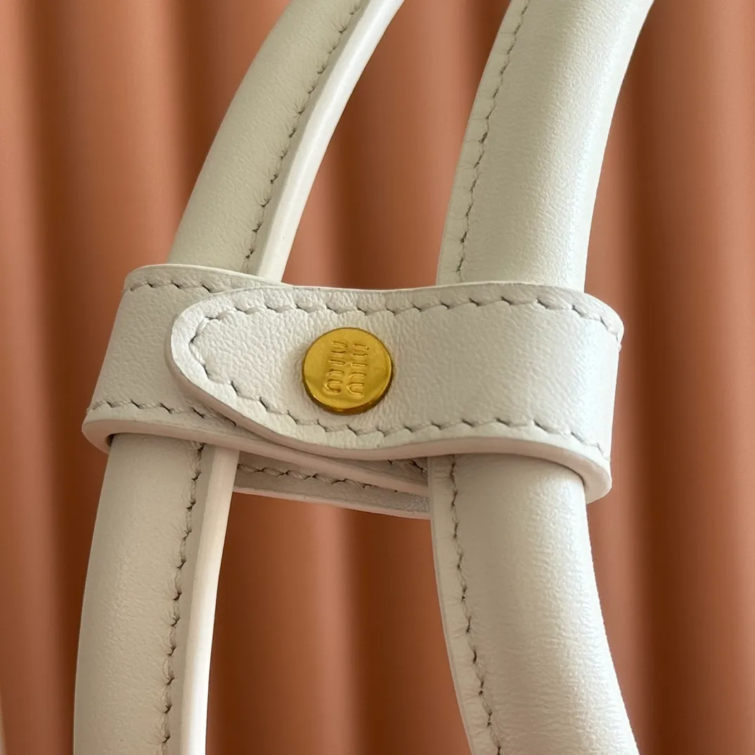 p1700💋💋💋 Equipped with a full set of packaging at the counter [Special grade hardware original leather] Beau cow leather color-blocked handbag/shoulder bag ~ Heather with white [medium size] This Beau handbag is made of soft and smooth cow leather, with gold-plated hardware and exquisite details that are particularly outstanding. The embossed letter logo shows a classic style. Size: W29×H17×D9cm No. 5BB172