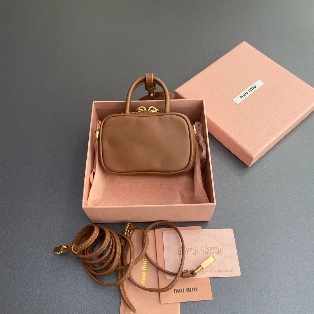 [Special grade hardware original leather] ¥800 ~ Brown imported cow leather pendant. This pendant can be decorated with other accessories and has a unique style. Decorated with an embossed logo for an added signature touch. - Lace-up closure - Zipper closure - Embossed letter logo - Lined Dimensions: w11×h7×d4cm No.: 5NR036_020_MM030
