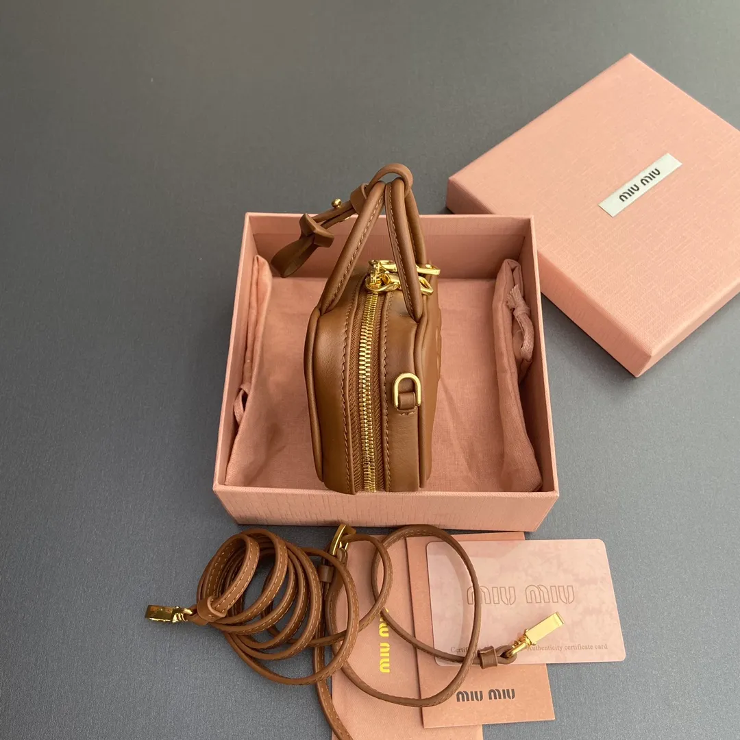 [Special grade hardware original leather] ¥800 ~ Brown imported cow leather pendant. This pendant can be decorated with other accessories and has a unique style. Decorated with an embossed logo for an added signature touch. - Lace-up closure - Zipper closure - Embossed letter logo - Lined Dimensions: w11×h7×d4cm No.: 5NR036_020_MM030