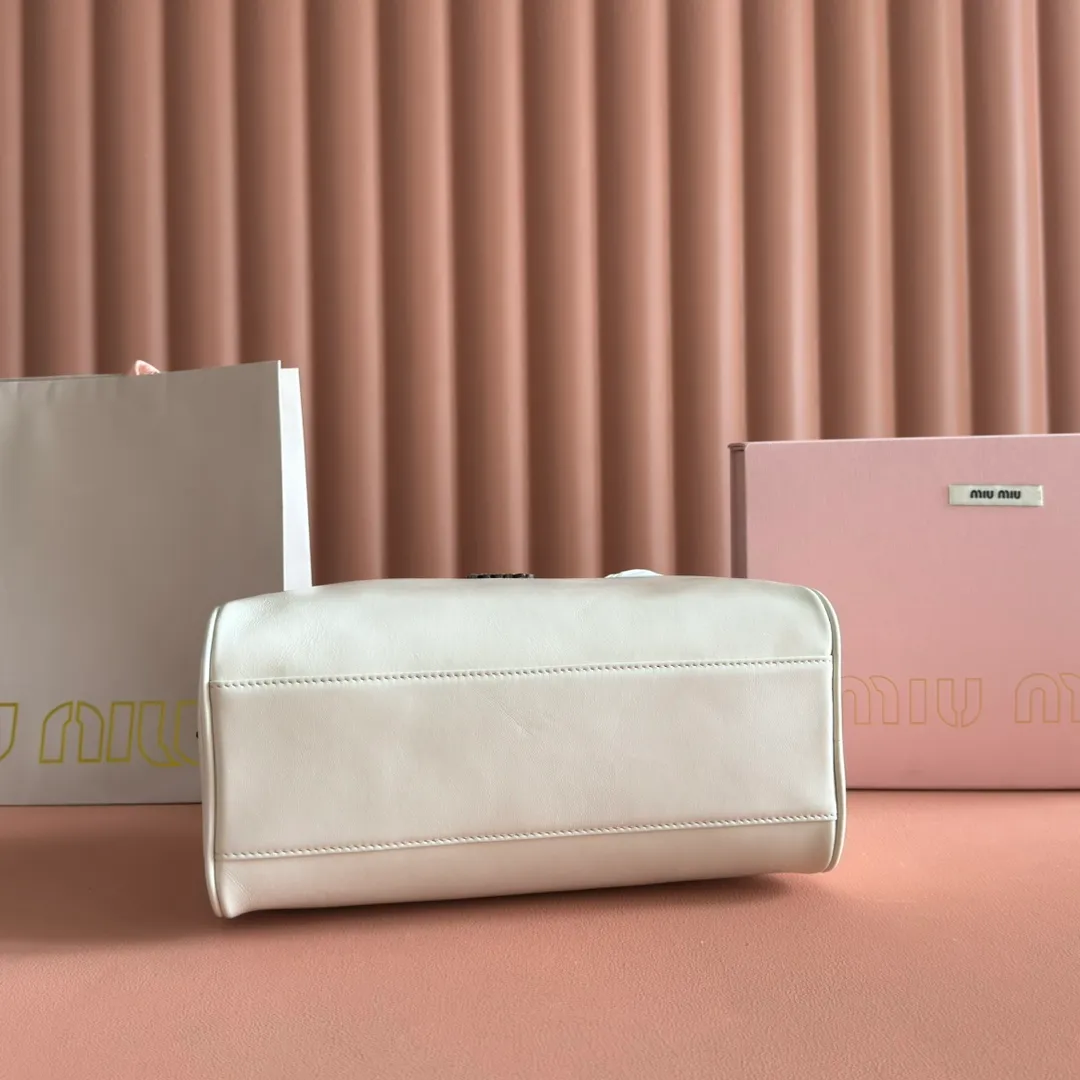 p1500💋💋💋【Original leather configuration counter complete package】Cow leather medium handbag No.: 5BB182_2IEO_F0041_V_M00 Compact and versatile, this new interpretation of the handbag features a flat handle, an elegant logo on the front and the subtle sheen of soft cow leather, embodying the refined spirit of Miu Miu. ●With handles ●Gold hardware ·Zipper closure ·Lined, double zip pockets ●Front engraved logo Width: 28 cm, Height: 15 cm, Length: 13 cm