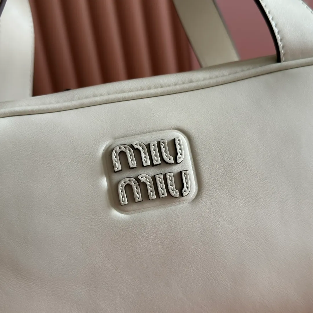 p1500💋💋💋【Original leather configuration counter complete package】Cow leather medium handbag No.: 5BB182_2IEO_F0041_V_M00 Compact and versatile, this new interpretation of the handbag features a flat handle, an elegant logo on the front and the subtle sheen of soft cow leather, embodying the refined spirit of Miu Miu. ●With handles ●Gold hardware ·Zipper closure ·Lined, double zip pockets ●Front engraved logo Width: 28 cm, Height: 15 cm, Length: 13 cm