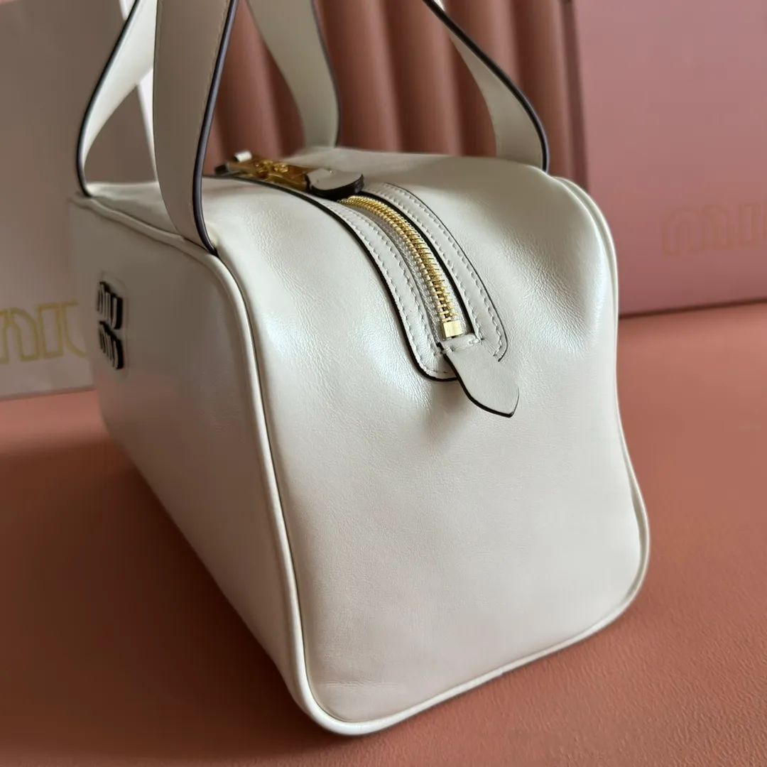 p1500💋💋💋【Original leather configuration counter complete package】Cow leather medium handbag No.: 5BB182_2IEO_F0041_V_M00 Compact and versatile, this new interpretation of the handbag features a flat handle, an elegant logo on the front and the subtle sheen of soft cow leather, embodying the refined spirit of Miu Miu. ●With handles ●Gold hardware ·Zipper closure ·Lined, double zip pockets ●Front engraved logo Width: 28 cm, Height: 15 cm, Length: 13 cm