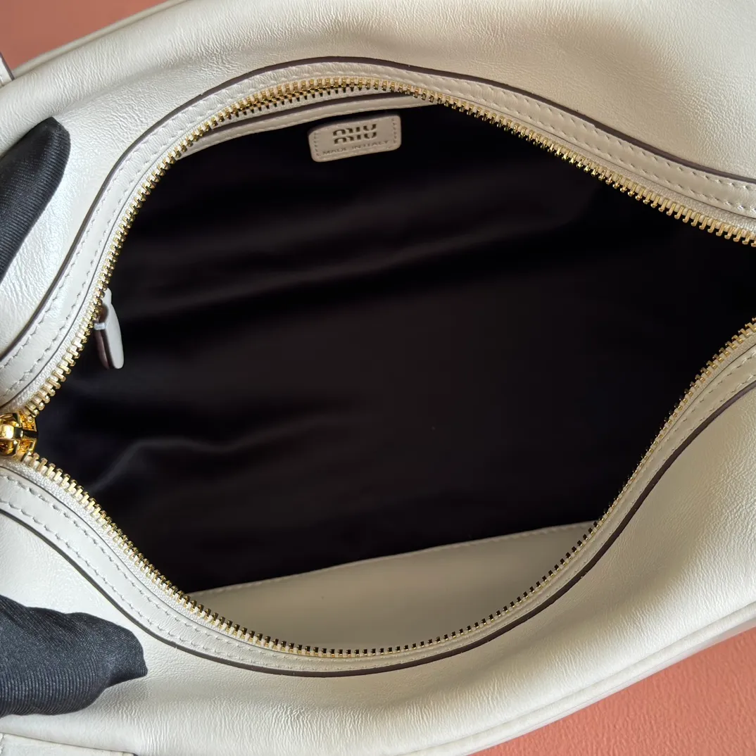 p1500💋💋💋【Original leather configuration counter complete package】Cow leather medium handbag No.: 5BB182_2IEO_F0041_V_M00 Compact and versatile, this new interpretation of the handbag features a flat handle, an elegant logo on the front and the subtle sheen of soft cow leather, embodying the refined spirit of Miu Miu. ●With handles ●Gold hardware ·Zipper closure ·Lined, double zip pockets ●Front engraved logo Width: 28 cm, Height: 15 cm, Length: 13 cm
