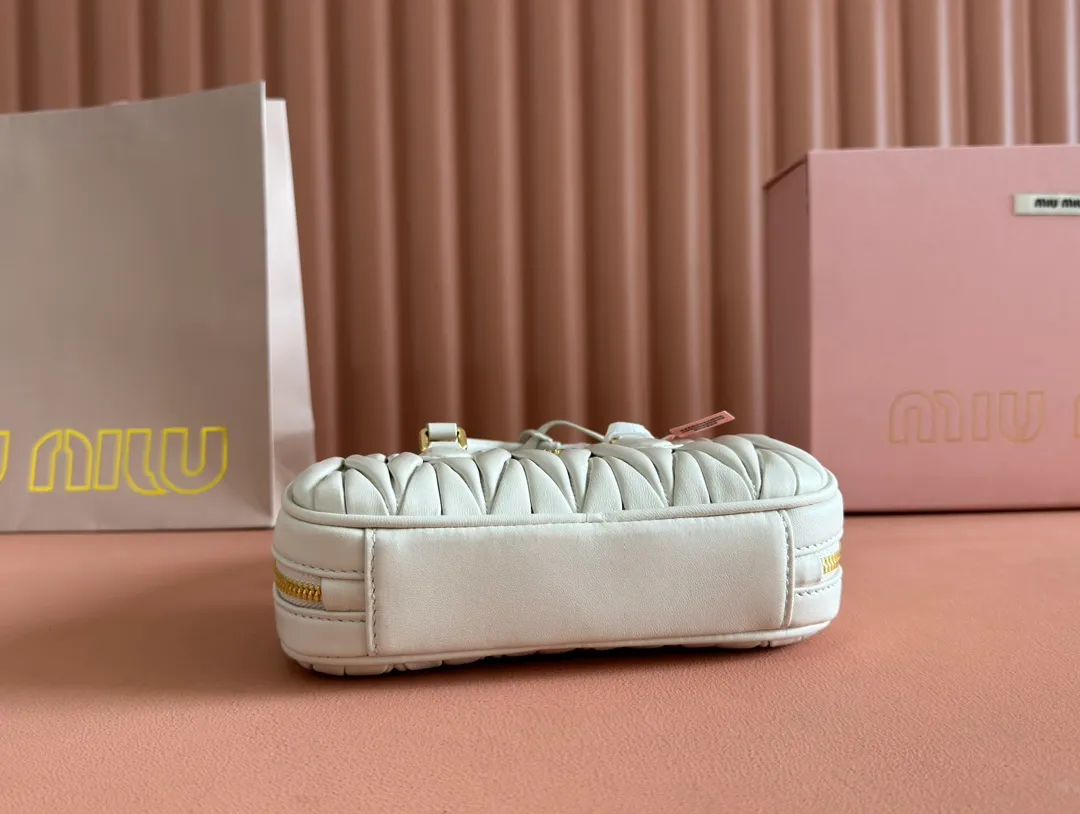 p1640💋💋💋【Equipment with counter full set of packaging, premium hardware and original leather】Arcadie sheepskin mini (19cm) bowling handbag/crossbody bag ~ This Arcadic handbag demonstrates the unique concept that fashion is a tool that reflects reality and translates it into material form. The letter logo that complements the finish of the metal hardware accessories is exquisitely crafted and demonstrates a highly recognizable classic style. Dynamic and elegant lines with adjustable and detachable shoulder straps present a practical and versatile design with modern charm. ～Detachable and adjustable shoulder strap ～Zipper closure ～Painted metal letter logo on front ～Lined patch pocket Size: W19×H10×D5cm Number: _5BP176